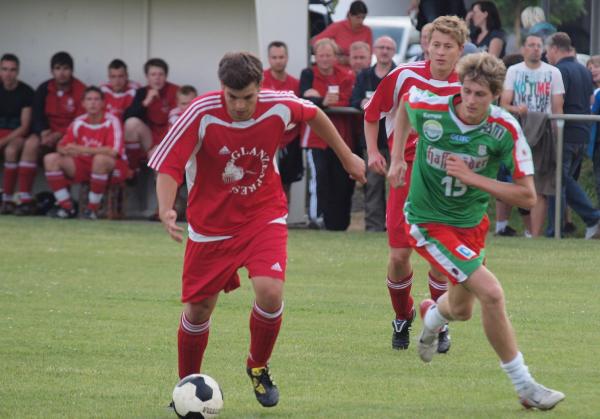 Die Stars des SCM zeigten, dass sie nicht nur gut Handball spielen können. Hier kämpfen die Gehrdener Florian Baumgart (links), Nico Lehmann (dahinter) und Patrick Schulz um den Ball. Die Stars des SCM zeigten, dass sie nicht nur gut Handball spielen können. Hier kämpfen die Gehrdener Florian Baumgart (links), Nico Lehmann (dahinter) und Patrick Schulz um den Ball.